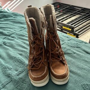 Manitobah lace-up boots 9